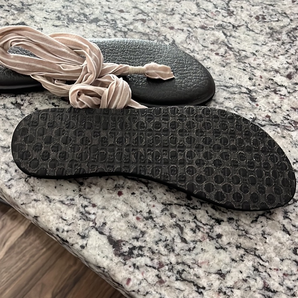 Sanuk Yoga Sling Sandal; flip-flops; beige/white stripe; womens size 8 - Picture 4 of 5